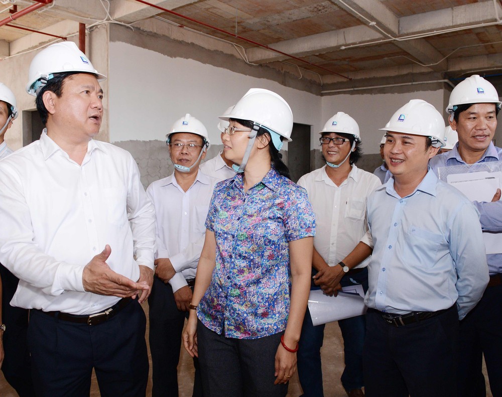 Mr. Thang and Go Vap District administrators exchange ideas over the construction speed of the hospital's construction (Photo: SGGP)